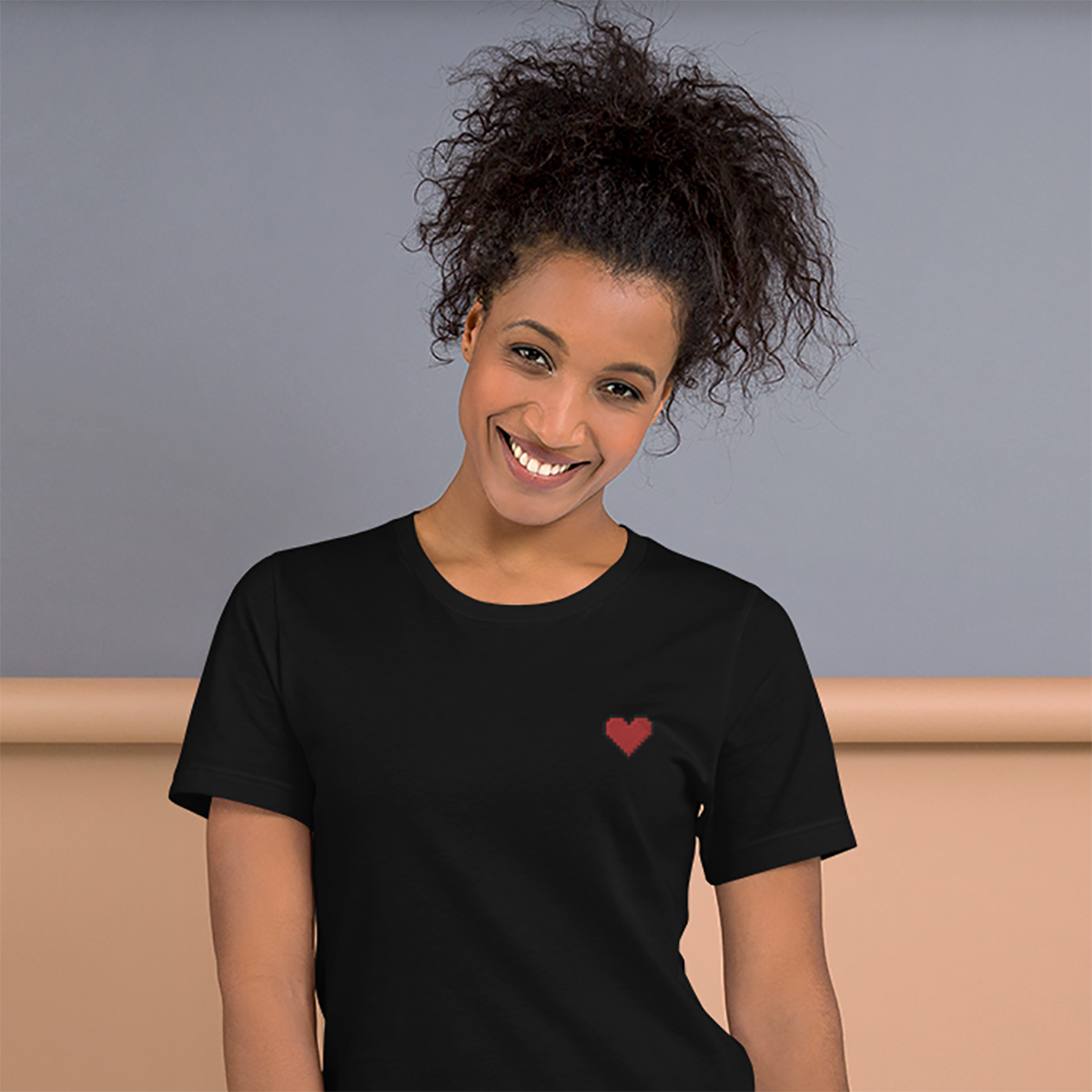T-Shirt mit Pixel-Herz-Stickerei (Unisex)