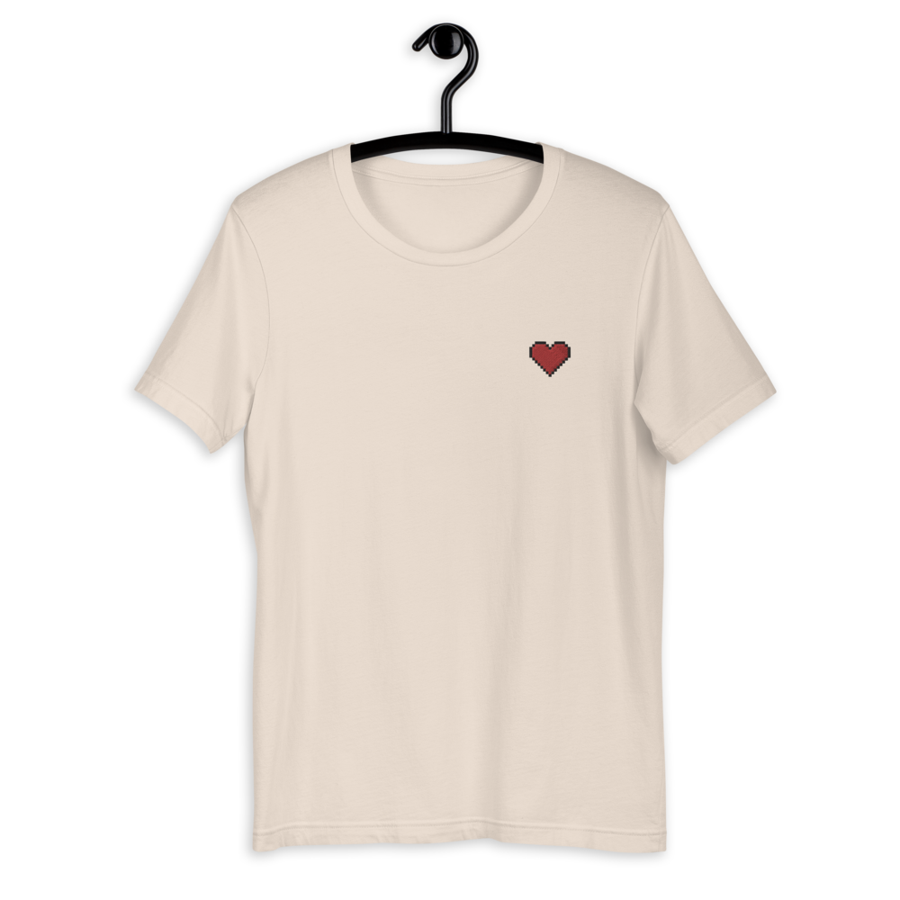 Camiseta bordada con corazón de píxeles (Unisex)
